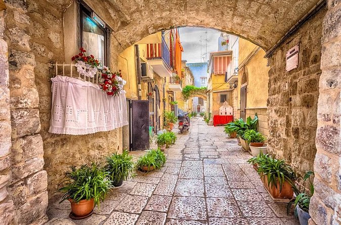 2-Hour Guided Walking Tour of Bari with Street Food - City walls and the final walk to Largo Chiurlia