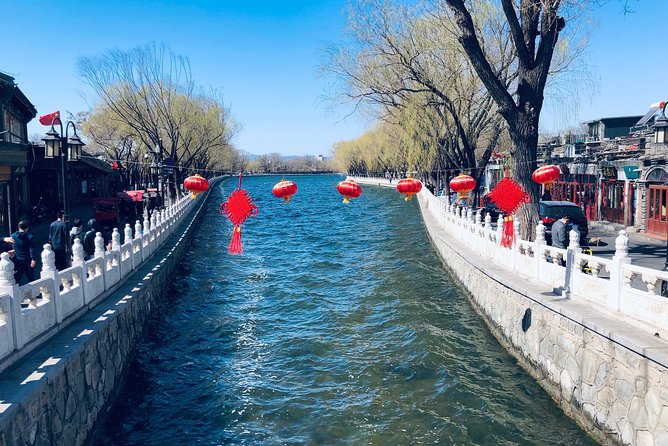 4-Hour Private Tour: Jingshan Park, Hutong & JinDing Xuan Dim Sum - Yandai Xie Street, where old lanes meet souvenir shops