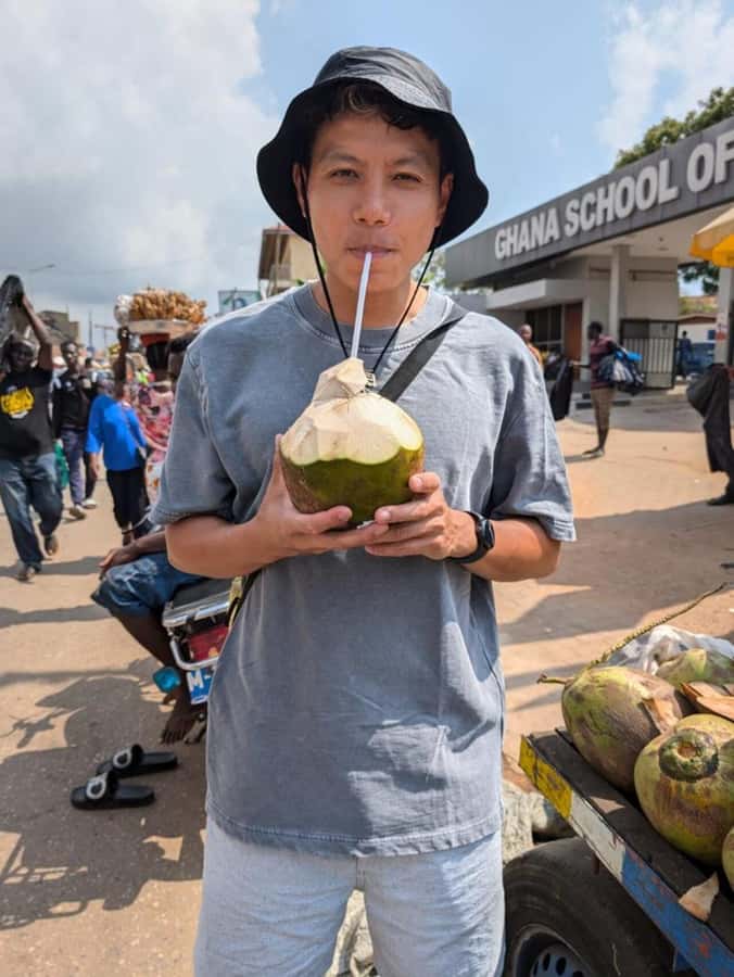 Accra Street Food Tour: Makola Market Tour With Full Lunch - Walking through Makola Market
