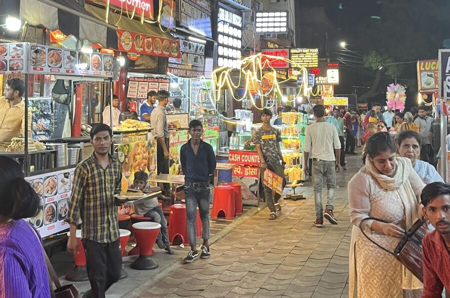 Agra: Sadar Bazar Food Market Night Walking Tour by Tuk-Tuk - What the evening in Sadar Bazar feels like