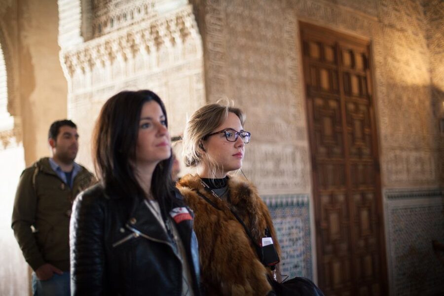 Alhambra and Nasrid Palaces and Local Food Experience - Generalife Gardens and the sultan’s summer retreat