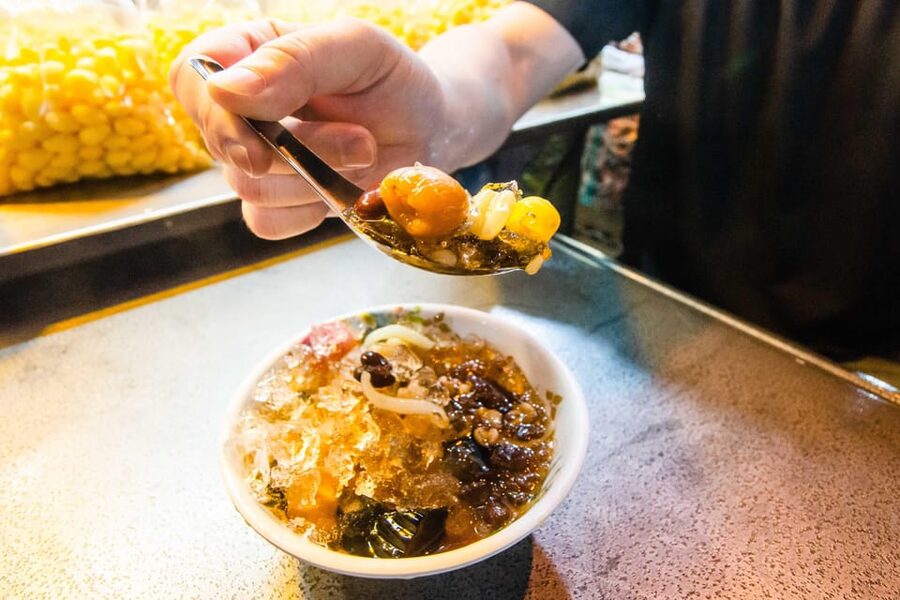 Authentic Street Food Tour in Chinatown I Bangkok - Walking Yaowarat after dark