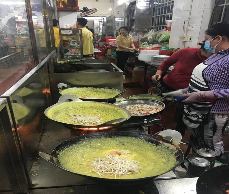 Authentic Walking Street Food Tour in Ho Chi Minh City - Bánh xèo and the first taste of local street food