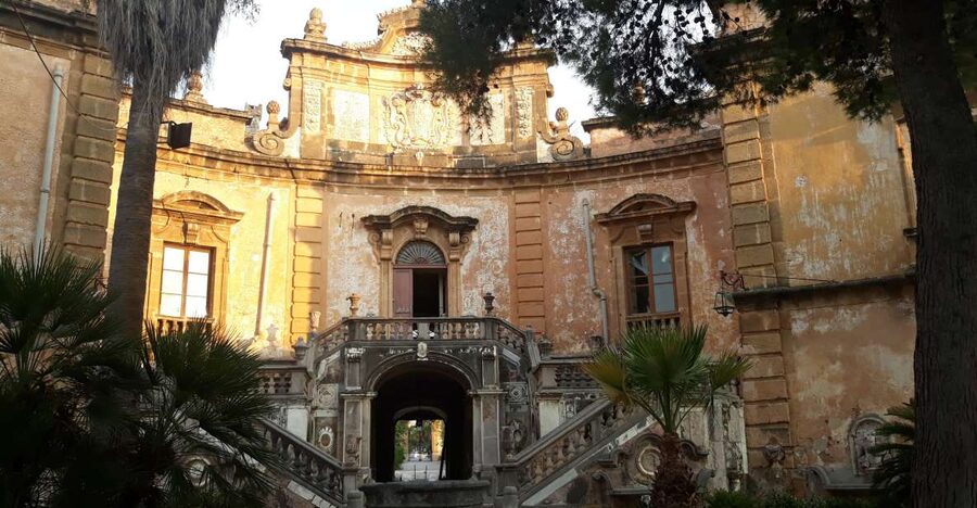 Bagheria: tour of Villa Palagonia and Street Food itinerary - Entering Villa Palagonia and its stone monsters