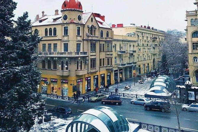 BAKU WALKING tour with the best STREET FOOD and DRINK tasting - The local street food stop