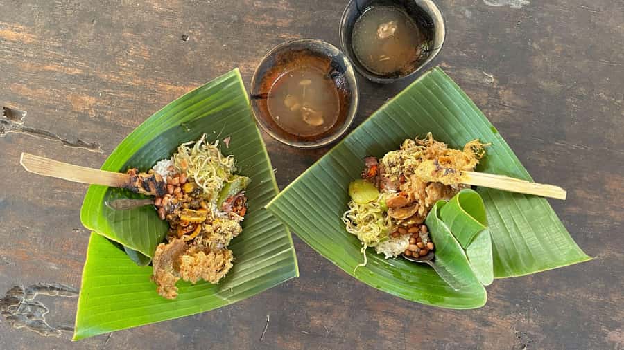Bali: Denpasar Market Food Tour with 7 Tastings Must-Try - Walking through Kreneng Market