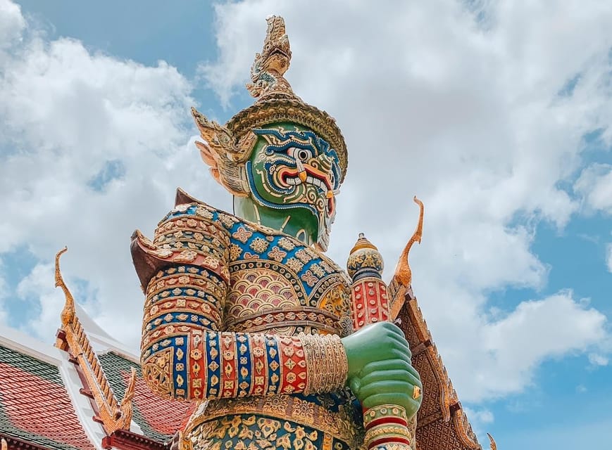 Bangkok: 2 Hours Grand Palace & Wat Pho Private Tour - Taking the tuk tuk from the palace to Wat Pho