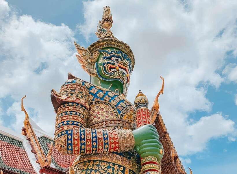 Bangkok: 2 Hours Grand Palace & Wat Pho Private Tour - Seeing the Reclining Buddha at Wat Pho