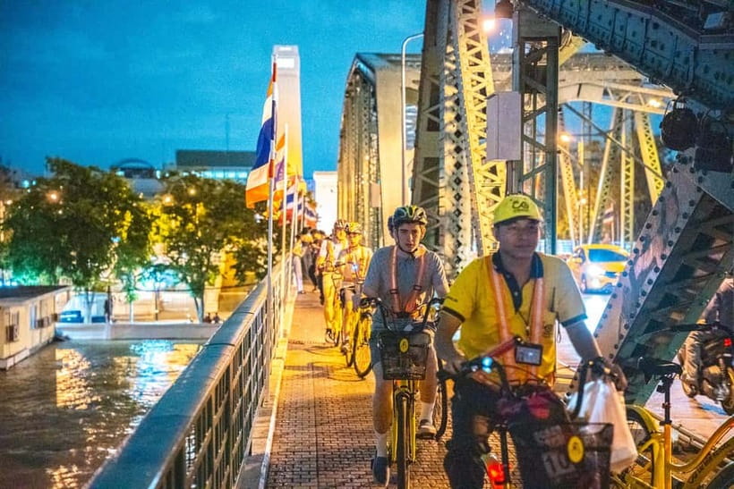 Bangkok by Night Cycling Tour with Street-food Meal - The flower market at its busiest hour