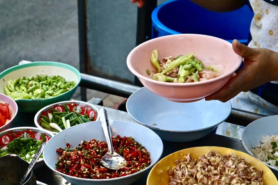 Bangkok: Chinatown Street Food Tour with 8+ Local Dishes - A small group makes the guide more useful