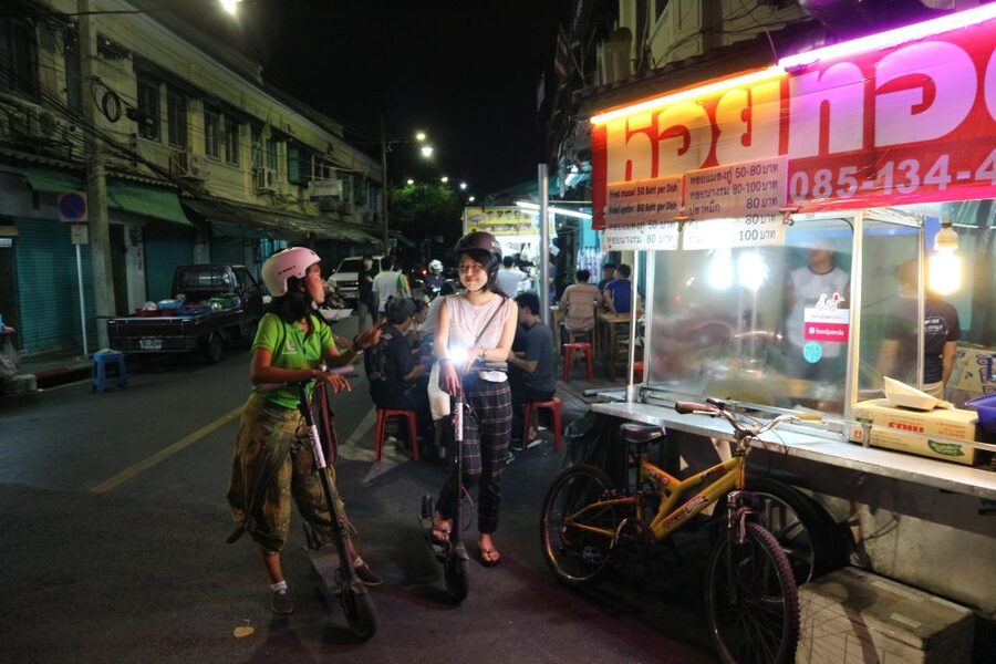 Bangkok: E-Scooter Night Tour with Local Street Food - Wat Prayoon and the riverside ride home