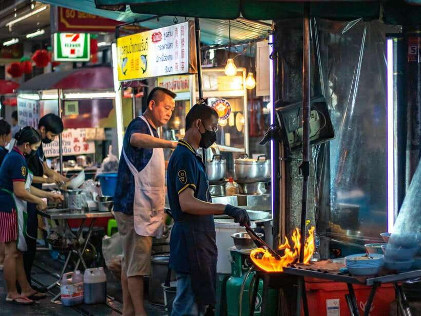 Bangkok: Evening Tour with Wat Arun, Wat Pho & Tuk Tuk Ride - A 30-minute tuk-tuk ride to Yaowarat