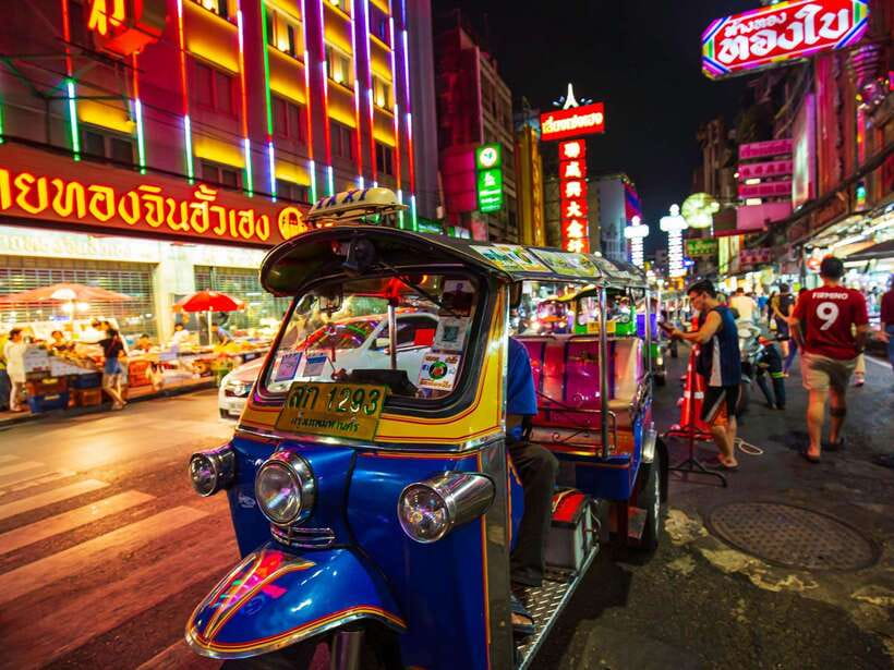 Bangkok: Evening Tour with Wat Arun, Wat Pho & Tuk Tuk Ride - What guides add to the experience