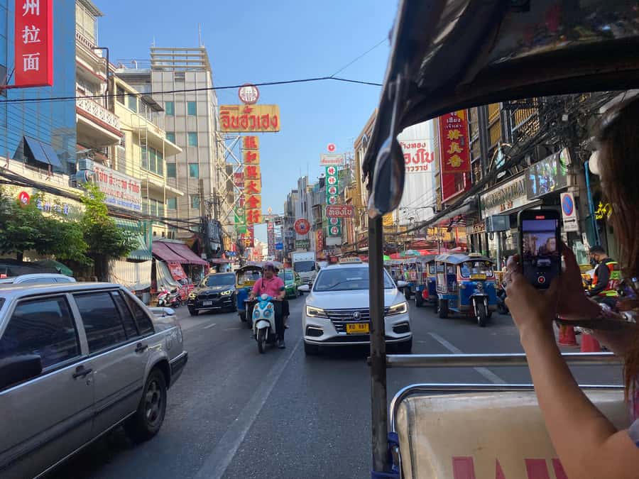 Bangkok: explore Wat Pho + tuk tuk sightseeing - Phra Sumen Fort and the Khao San Road contrast