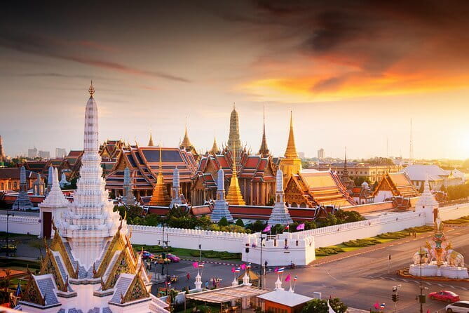 Bangkok: Grand Palace, Wat Pho and Chinatown Walking Tour - Starting in Chinatown with markets and temples