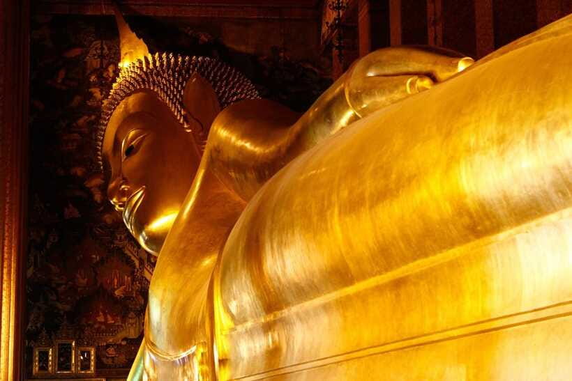 Bangkok: Grand Palace, Wat Pho, and Wat Arun Guided Tour - Heat, clothing, and the real pace of the day