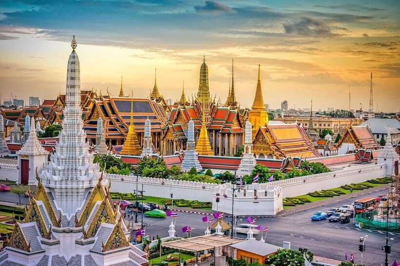 Bangkok: Grand Palace, Wat Pho, and Wat Arun Guided Tour - Who should book this temple tour?