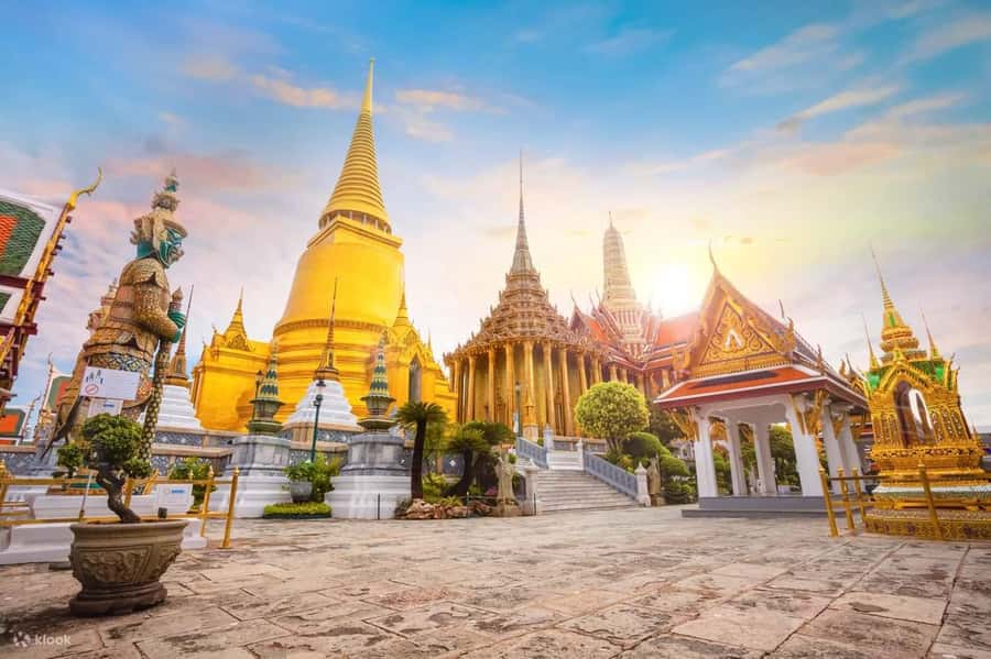 Bangkok: Grand Palace, Wat Pho, and Wat Arun Guided Tour - Inside Wat Phra Kaew and the Grand Palace