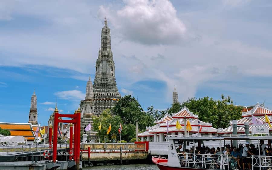 Bangkok: Grand Palace, Wat Pho, & Wat Arun Walking Tour - Why these three temples work as one tour