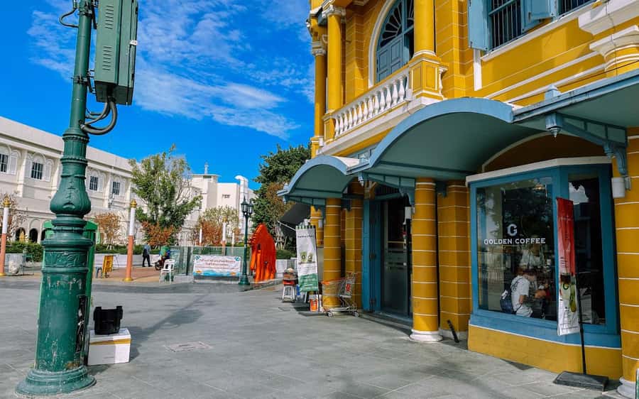 Bangkok: Grand Palace, Wat Pho, & Wat Arun Walking Tour - Lunch and the value of a guided break