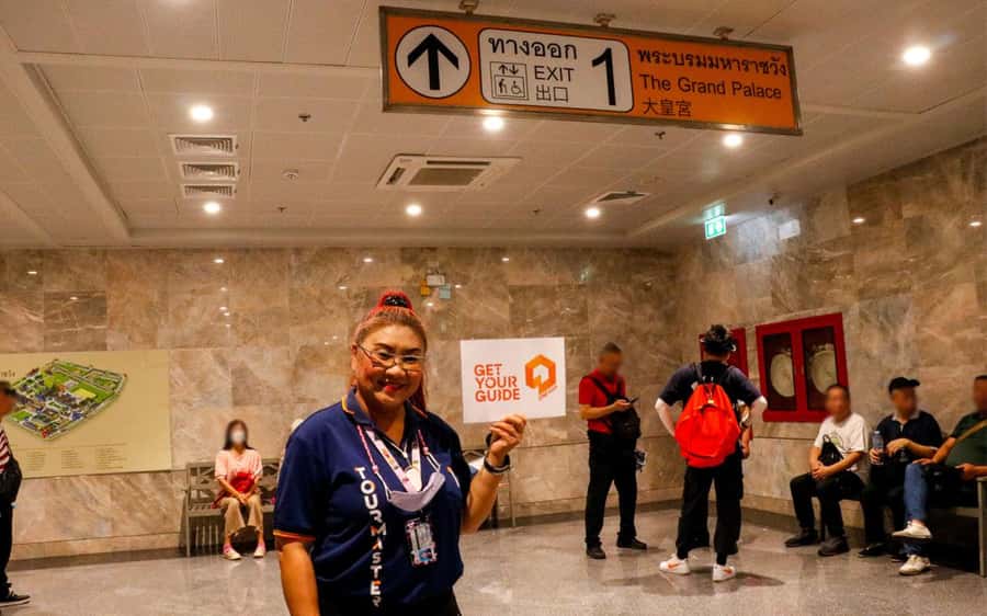Bangkok: Grand Palace, Wat Pho, & Wat Arun Walking Tour - Wat Arun and its porcelain details