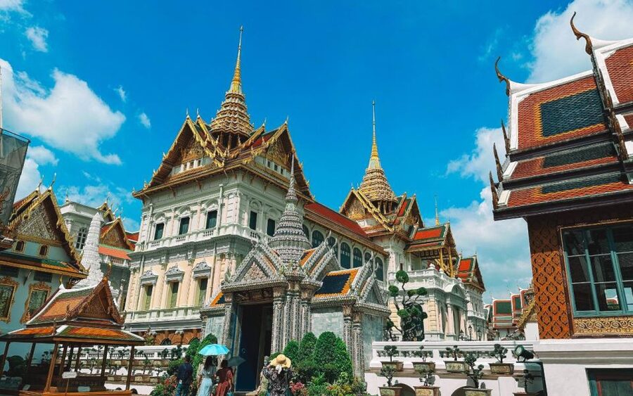 Bangkok: Grand Palace, Wat Pho, & Wat Arun Walking Tour - What the guides add to the day