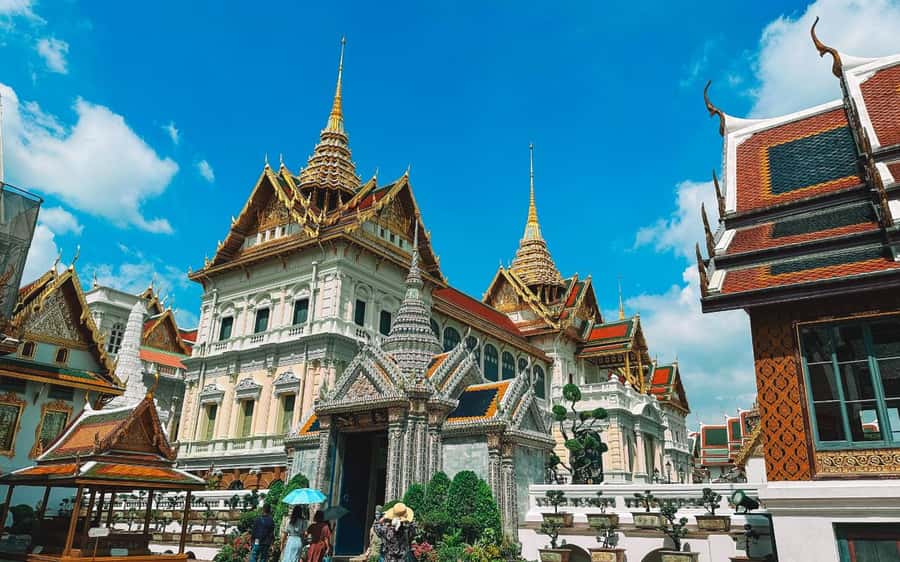 Bangkok: Grand Palace, Wat Pho, & Wat Arun Walking Tour - Wat Phra Kaew and the Emerald Buddha