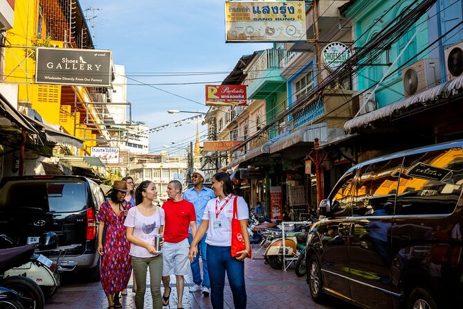 Bangkok Hidden Gems: Talad Noi, Chinatown & Street Food Tour - Chow Sue Kong Shrine and the quieter side of Chinatown