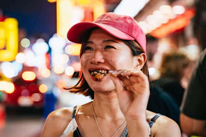 Bangkok: Michelin Guide Street Food Tour by Tuk Tuk - The guides make the difference