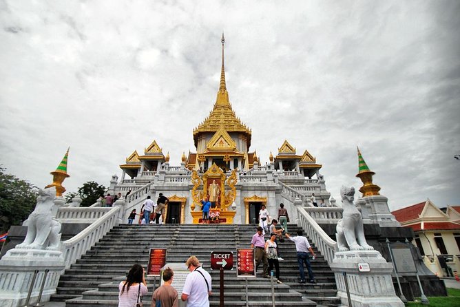 Bangkok’s Three Iconic Temples: Wat Traimit, Wat Pho & Wat Arun - A guide makes a short temple visit work better