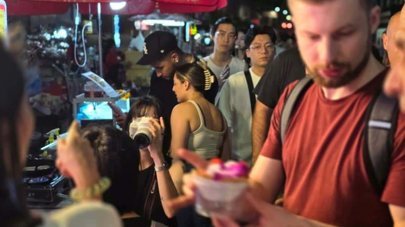 Bangkok: Street Food Tasting Tour at Night - Six stops, six small lessons in Bangkok food