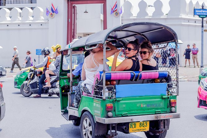Bangkok Tuk Tuk Walk & Temple Tour With Wat Pho, Arun & Traimit - Seeing the klongs by private long-tailed boat