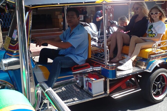 Bangkok Tuk Tuk Walk & Temple Tour With Wat Pho, Arun & Traimit - Wat Traimit and Bangkok’s Golden Buddha