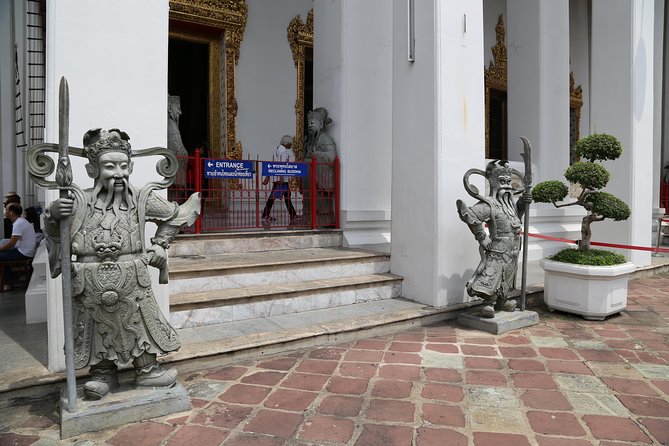 Bangkok Tuk Tuk Walk & Temple Tour With Wat Pho, Arun & Traimit - Markets, mosque village, and everyday Bangkok