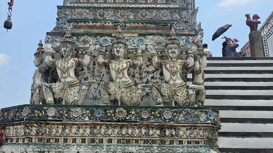 Bangkok: Wat Pho and Wat Arun Guided Walking Tour (2 Hours) - Crossing the Chao Phraya by ferry