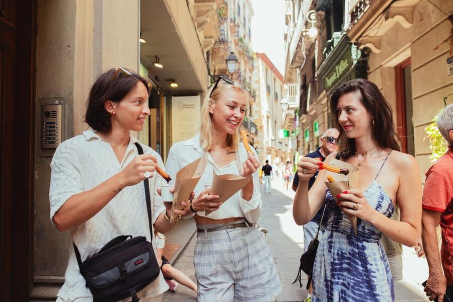 Barcelona: Small Group Gothic, Tapas & Churros Tour! - The Kiss mural and the cathedral quarter