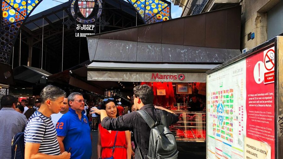 Barcelona: Street Food & Sightseeing Tour with Local Market - Key points at a glance