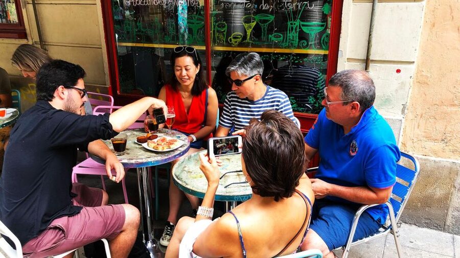 Barcelona: Street Food & Sightseeing Tour with Local Market - Through La Rambla and into the Gothic quarter
