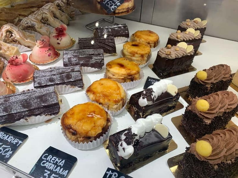 Barcelona Street Food Tour: Boqueria Market & Barrio Gotico - Walking through Barrio Gótico