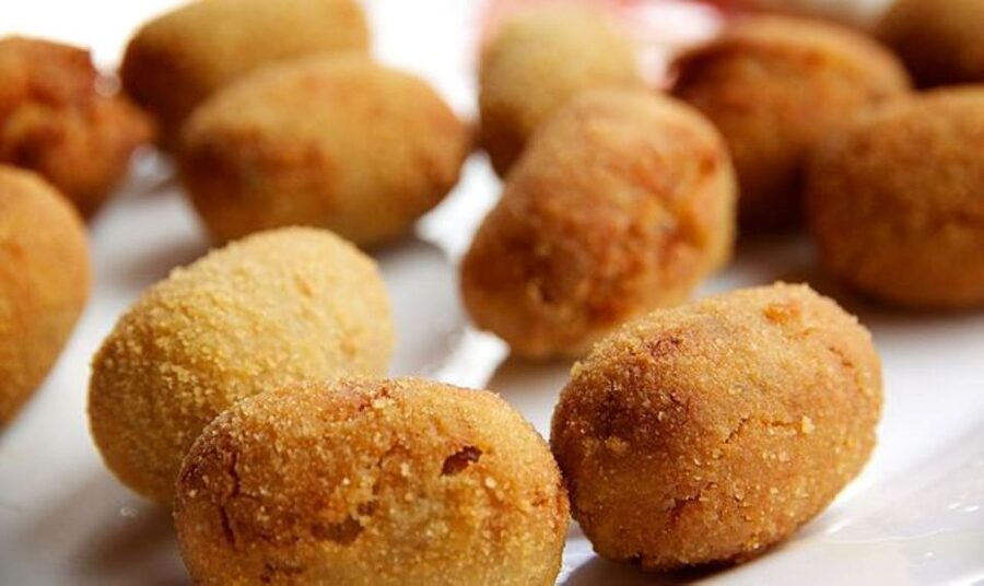 Bayonne: Guided Food Walking Tour (with Food and Drinks) - Basque cake and espresso to finish