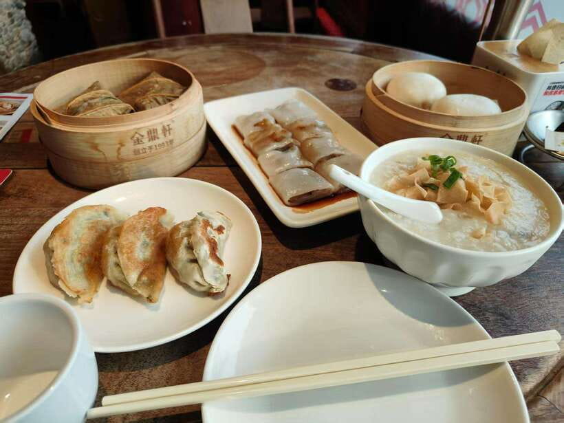Beijing: Dim Sum Breakfast+Hutong Tour with Optional Add-Ons - Walking into Wudaoying Hutong
