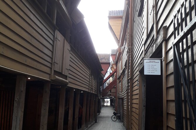 Bergen: Local food tasting & Excursion with a city view from the top - Starting at Bergenhus Fortress