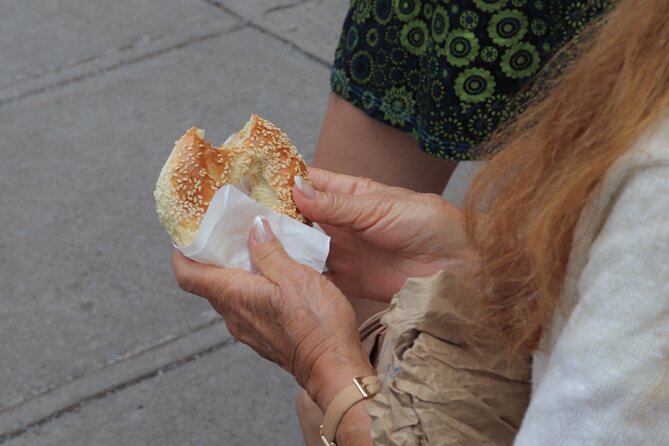 Beyond the Bagel: Montreal Jewish Food Walking Tour - The guide can make the difference