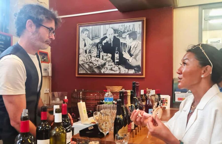 Biarritz: Culture and Food Walking Guided Tour - How the guiding style shapes the day
