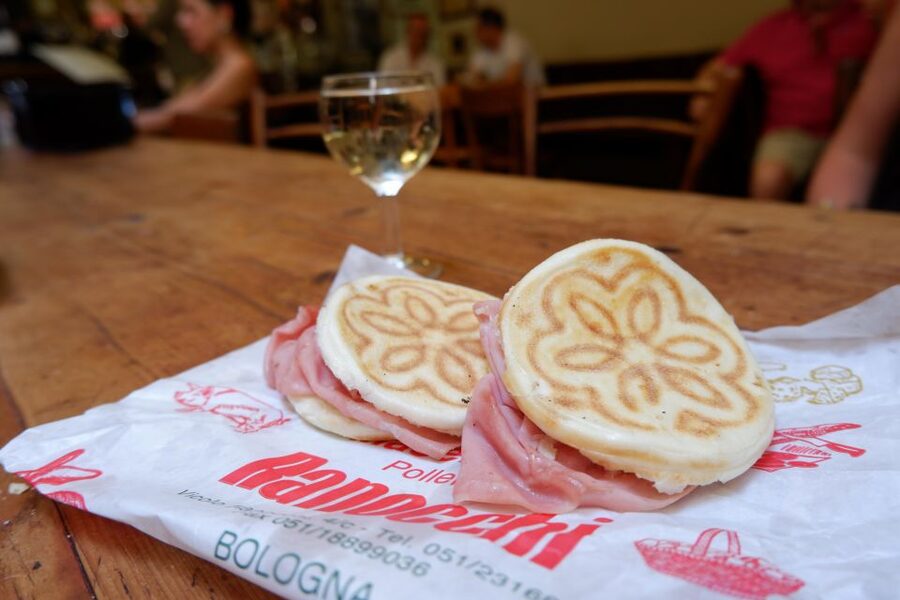 Bologna: Guided Food Markets Tour - Finishing with gelato in Piazza Santo Stefano