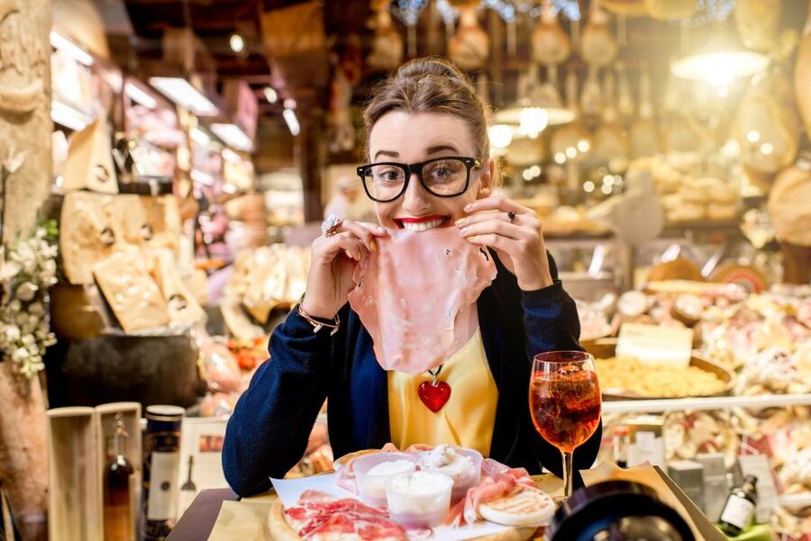 Bologna: Small Group Food market Walking Tour with Tasting - Piazza del Nettuno and the story of Bologna