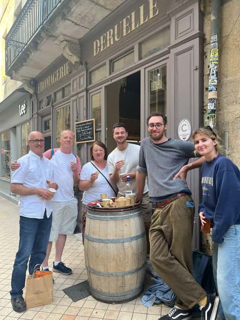 Bordeaux: Market Food Tour all included food & drinks - Oysters from Arcachon Bay and a glass of wine