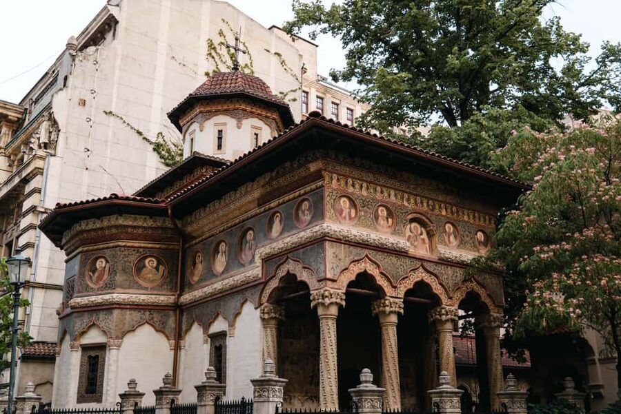 Bucharest: Local Food and History Tour - Bucharest’s landmarks between bites