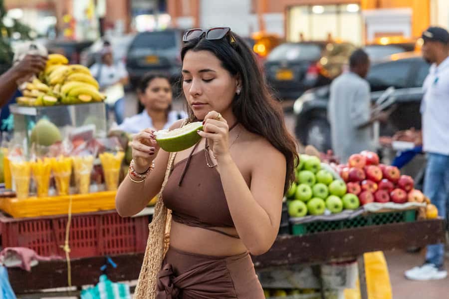 Cartagena: Guided Street Food Tour with Tastings - Walking through Getsemani for a different view of Cartagena