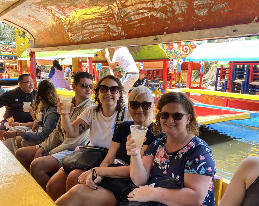 CDMX: Xochimilco Trajinera Party, Drinks, Mariachi & Tacos - The mariachi performance on the canals